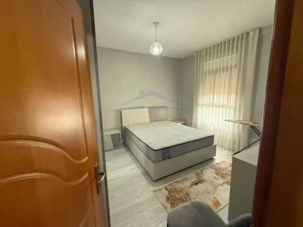 Tirane, jepet me qera apartament 2+1+Ballkon Kati 7, 76 m² 580 € (Xhamlliku)