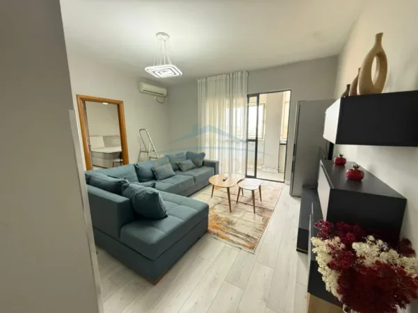 Tirane, jepet me qera apartament 2+1+Ballkon Kati 7, 76 m² 580 € (Xhamlliku)