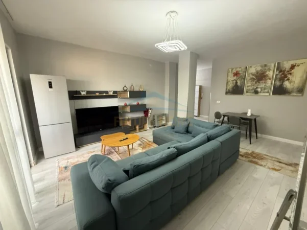 Tirane, jepet me qera apartament 2+1+Ballkon Kati 7, 76 m² 580 € (Xhamlliku)