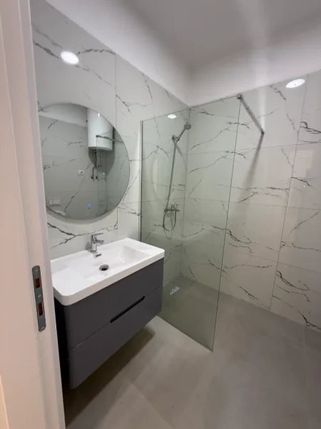 Tirane, jap me qera apartament 2+1+2 tualete+ Ballkon Kati 6, 90 m², 49,000 Lekë (Univers City)