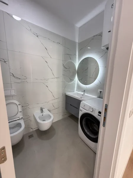 Tirane, jap me qera apartament 2+1+2 tualete+ Ballkon Kati 6, 90 m², 49,000 Lekë (Univers City)