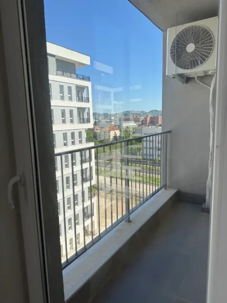 Tirane, jap me qera apartament 2+1+2 tualete+ Ballkon Kati 6, 90 m², 49,000 Lekë (Univers City)