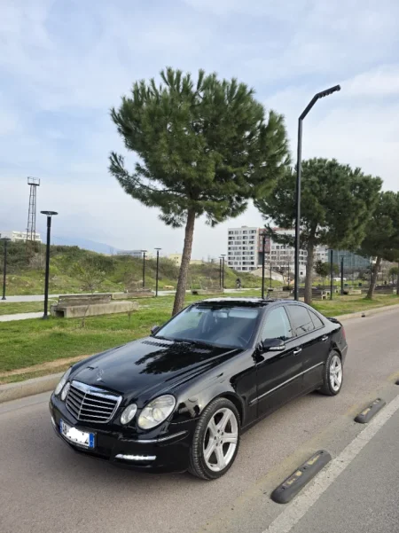 Shqiperi, shes makine Mercedes e 220 Nafte, e zeze automatik 26.900 km 6.300 €