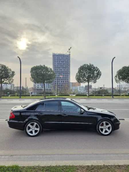 Shqiperi, shes makine Mercedes e 220 Nafte, e zeze automatik 26.900 km 6.300 €