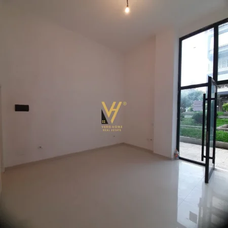 Tirane, jepet me qera dyqan Kati 0, 25 m² 270 € (KINOSTUDIO)