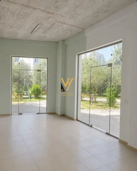 Tirane, shitet dyqan Kati 0, 61 m² 90.000 € (QYTET STUDENTI)