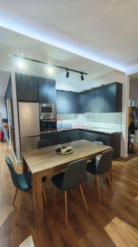 Tirane, jepet me qera apartament 2+1+Ballkon Kati 7, 105 m² 950 € (Komuna e Parisit)