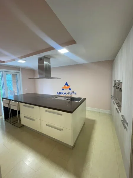 Tirane, jepet me qera Vile 3 Katshe Kati 3, 250 m² 3.995 € 