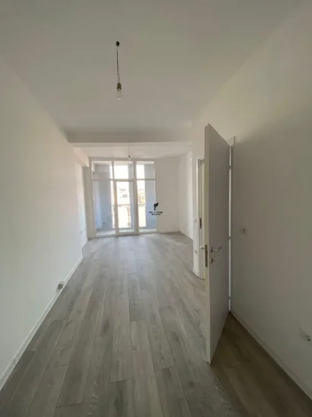 Tirane, jepet me qera zyre Kati 6, 70 m² 700 € (KOMUNA E PARISIT)