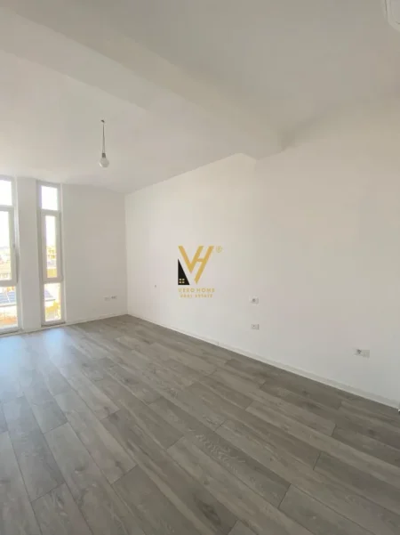 Tirane, jepet me qera zyre Kati 6, 72 m² 720 € (KOMUNA E PARISIT)