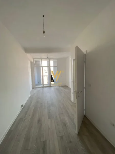 Tirane, jepet me qera zyre Kati 6, 72 m² 720 € (KOMUNA E PARISIT)