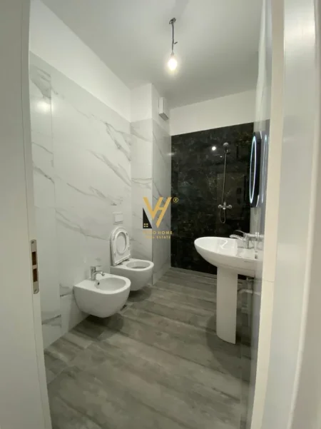 Tirane, jepet me qera zyre Kati 6, 72 m² 720 € (KOMUNA E PARISIT)