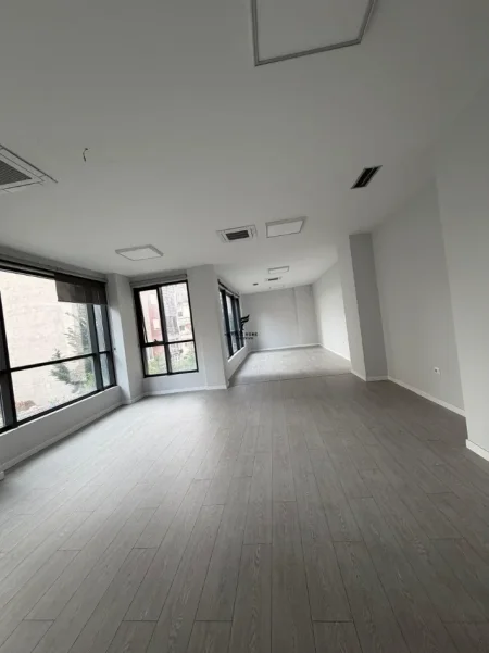 Tirane, jepet me qera zyre Kati 1, 404 m² 5.200 € (PAZARI I RI)