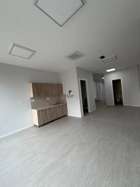 Tirane, jepet me qera zyre Kati 1, 404 m² 5.200 € (PAZARI I RI)