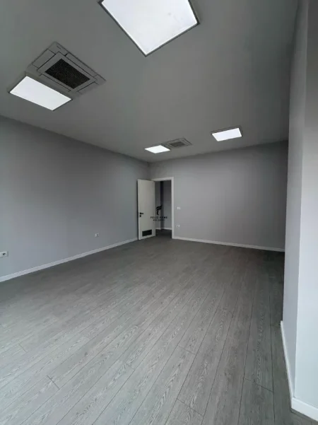 Tirane, jepet me qera zyre Kati 1, 404 m² 5.200 € (PAZARI I RI)