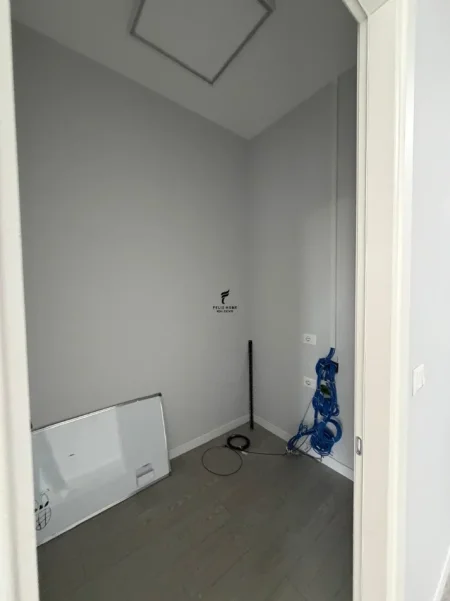 Tirane, jepet me qera zyre Kati 1, 404 m² 5.200 € (PAZARI I RI)