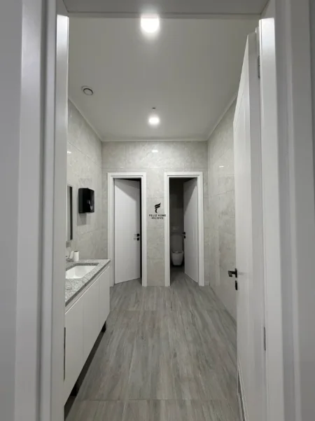 Tirane, jepet me qera zyre Kati 1, 404 m² 5.200 € (PAZARI I RI)