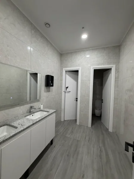 Tirane, jepet me qera zyre Kati 1, 404 m² 5.200 € (PAZARI I RI)