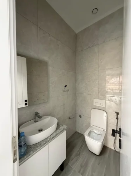 Tirane, jepet me qera zyre Kati 1, 404 m² 5.200 € (PAZARI I RI)