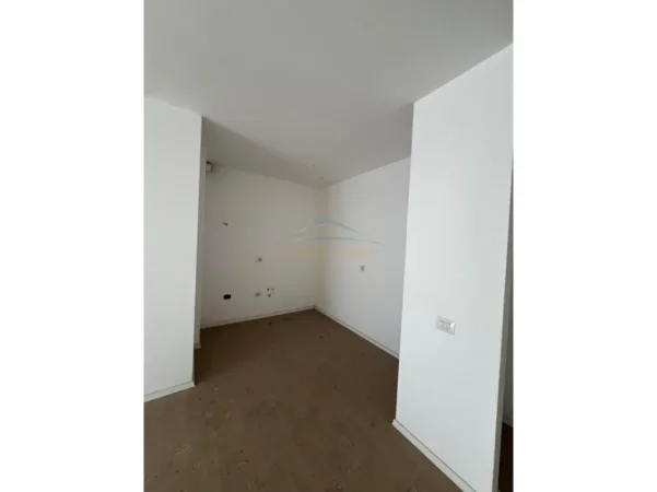 Tirane, shitet apartament 2+1+2+Post Parkimi+2 Ballkon Kati 5, 91 m² 265.000 € (Ish Parku i Autobuzave)