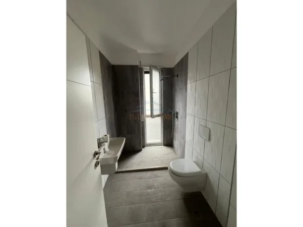 Tirane, shitet apartament 2+1+2+Post Parkimi+2 Ballkon Kati 5, 91 m² 265.000 € (Ish Parku i Autobuzave)