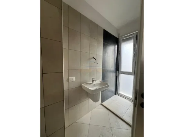 Tirane, shitet apartament 2+1+2+Post Parkimi+2 Ballkon Kati 5, 91 m² 265.000 € (Ish Parku i Autobuzave)