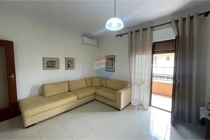Tirane, jepet me qera apartament 1+1+Ballkon Kati 4, 67 m² 550 € (Komune e parisit)