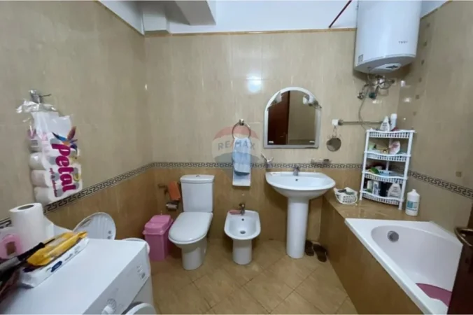 Tirane, jepet me qera apartament 1+1+Ballkon Kati 4, 67 m² 550 € (Komune e parisit)