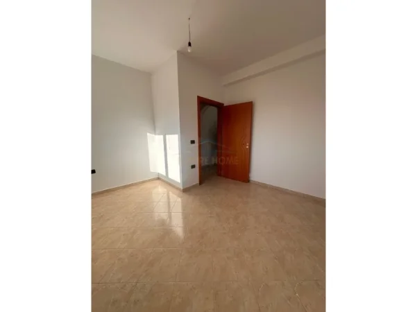 Vlore, jepet me qera Vile Kati 3, 315 m² 760 € (Fabrika e Cimentos)