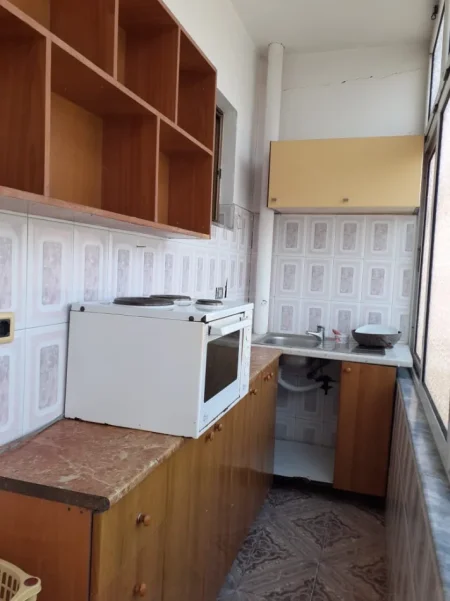Tirane, jap me qera Vile 2+1+Ballkon Kati 2, 120 m² 600 € (Rruga Bardhyl)