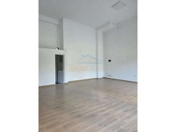 Tirane, jepet me qera ambjent biznesi Kati 0, 57 m² 650 € (Vila L 2, Unaza e Re.)