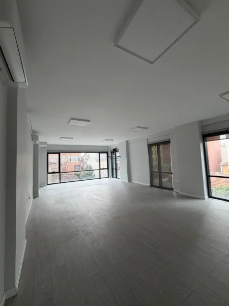 Tirane, jepet me qera zyre Kati 1, 404 m² 5.200 € (PAZARI I RI)