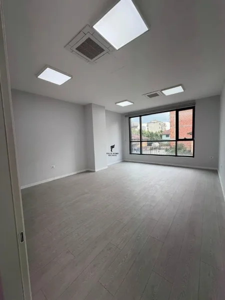 Tirane, jepet me qera zyre Kati 1, 404 m² 5.200 € (PAZARI I RI)