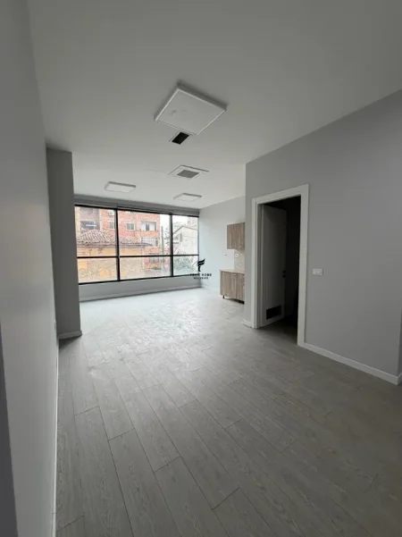 Tirane, jepet me qera zyre Kati 1, 404 m² 5.200 € (PAZARI I RI)