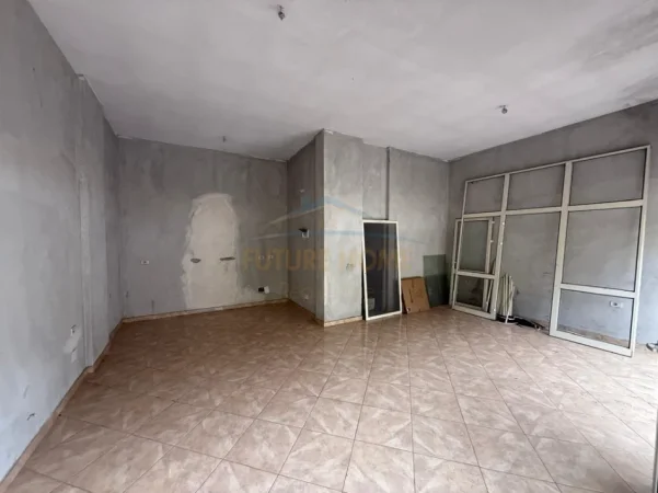 Vlore, shitet dyqan Kati 0, 45 m² 90.000 € (Uji i Ftohte)