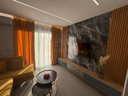 Vlore, jepet me qera apartament 1+1 , 75 m² 800 € (Uji i Ftohte)