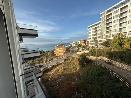 Vlore, jepet me qera apartament 1+1 , 75 m² 800 € (Uji i Ftohte)