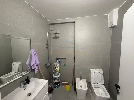 Vlore, jepet me qera apartament 1+1 , 75 m² 800 € (Uji i Ftohte)