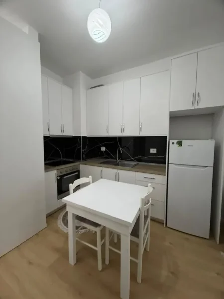 Tirane, jepet me qera apartament 1+1 Kati 5, 350 € (Ali Demi)