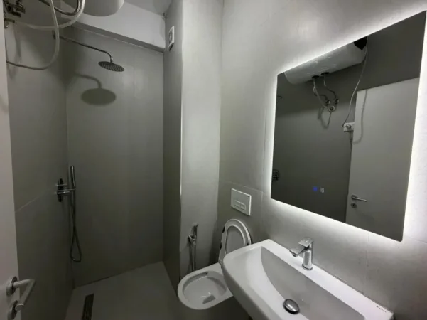 Tirane, jepet me qera apartament 1+1 Kati 5, 350 € (Ali Demi)
