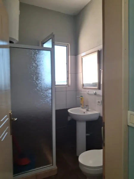 Tirane, jepet me qera apartament 1+1 Kati 2, 60 m² 340 € (Pran Universitetit Evropian)
