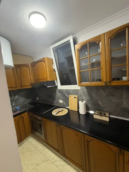 🏡 Jepet me Qera Apartament 1+1 tek Irfan Tomini, te Pallati me Shigjeta,   500 mije leke