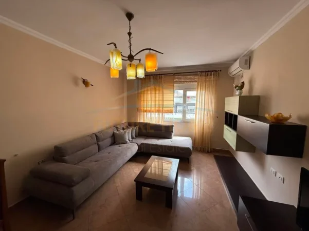 Tirane, jepet me qera apartament 1+1 Kati 8, 75 m² 600 € (Sheshi Willson, Tirane,)