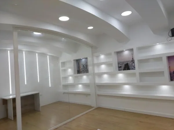 Tirane, jepet me qera dyqan Kati 0, 60 m² 1.200 € (MYSLYM SHYRI)