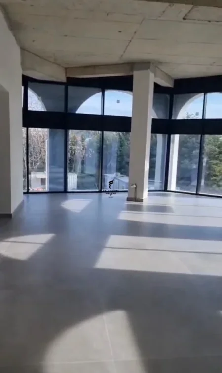 Tirane, jepet me qera Kati 1, 177 m² 2.150 € (ISH FUSHA E AVIACIONIT)