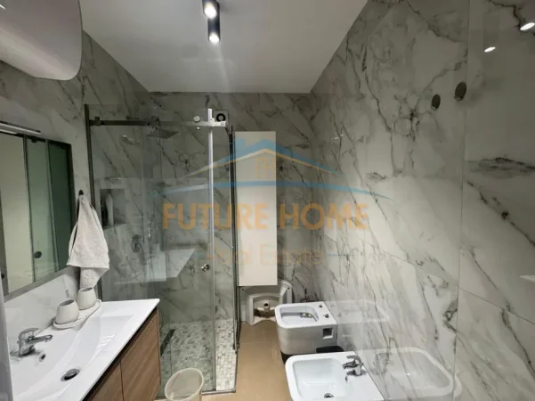 Tirane, jepet me qera apartament 1+1+Ballkon Kati 10, 80 m² 1.000 € (Bllok)