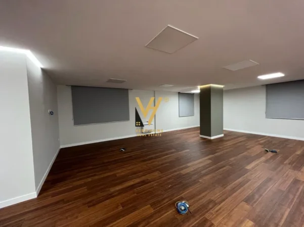 Tirane, jepet me qera zyre Kati 1, 150 m² 1.600 € (SHALLVARET)