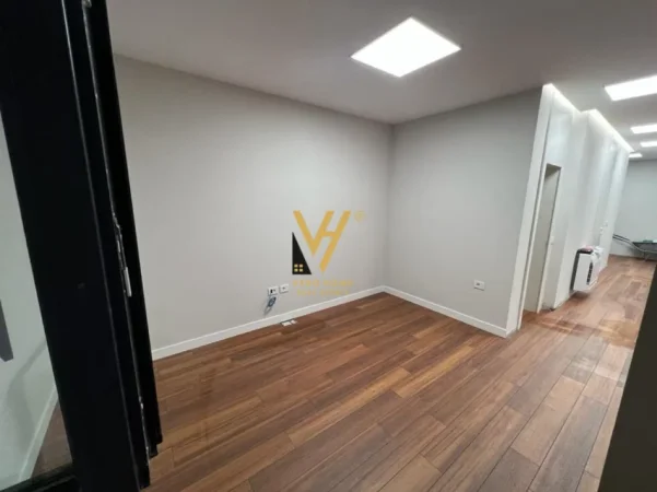 Tirane, jepet me qera zyre Kati 1, 150 m² 1.600 € (SHALLVARET)