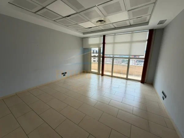 jap me qera zyre Kati 9, 450 m² 6.000 € (RRUGA E KAVAJES)