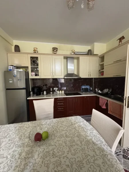 Tirane, jepet me qera apartament 2+1 Kati 7, 112 m² 600 € (MILTO SOTIR GURA)